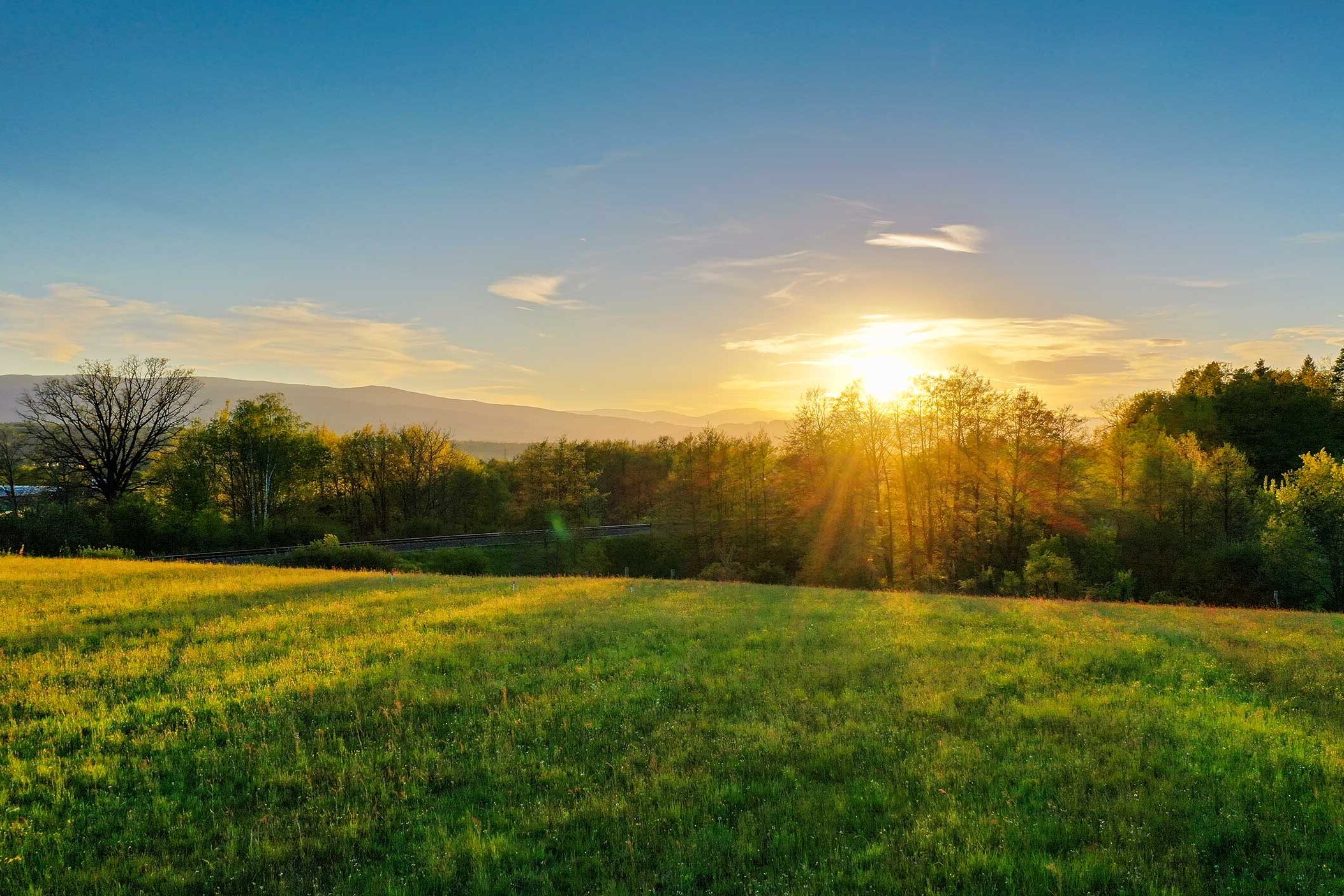 Bild zeigt Grundstück vor Baubeginn mit Sonnenuntergang.