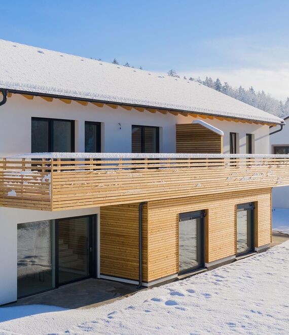 Bild zeigt fertigen Außenbereich, in winterlicher, verschneiter Landschaft.