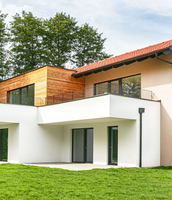 Bild zeigt vorderen Außenbereich mit Terrasse und Garten.