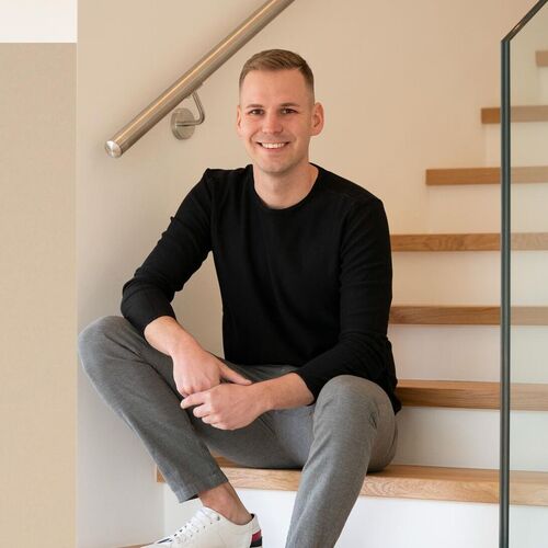 Bild zeigt Mathias Kölbl auf Stiege sitzend.