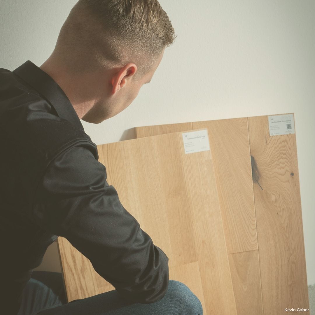 Bild zeigt GF Mathias Kölbl von hinten bei Parkettbodenauswahl.